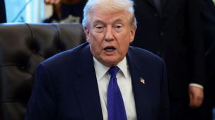 Novas tarifas de Trump elevam insegurança nos mercados, dizem especialistas