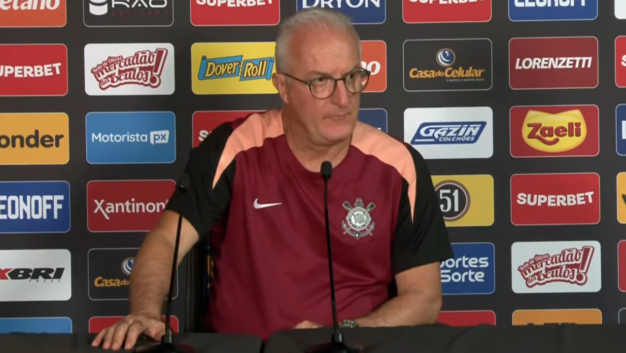 Dorival Jr. durante entrevista coletiva após o título do Corinthians na Supercopa