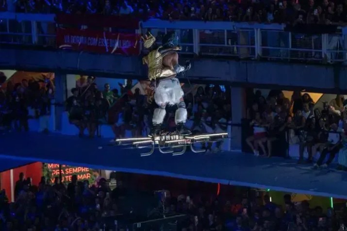 Sobrevoo tripulado durante o desfile da Portela; personagem fez parte da Comissão de Frente da escola. • Reprodução/X