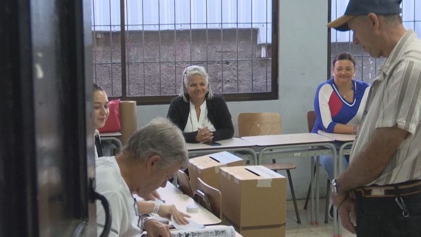 Eleitor nas urnas das eleições de 2026 na Costa Rica • REUTERS