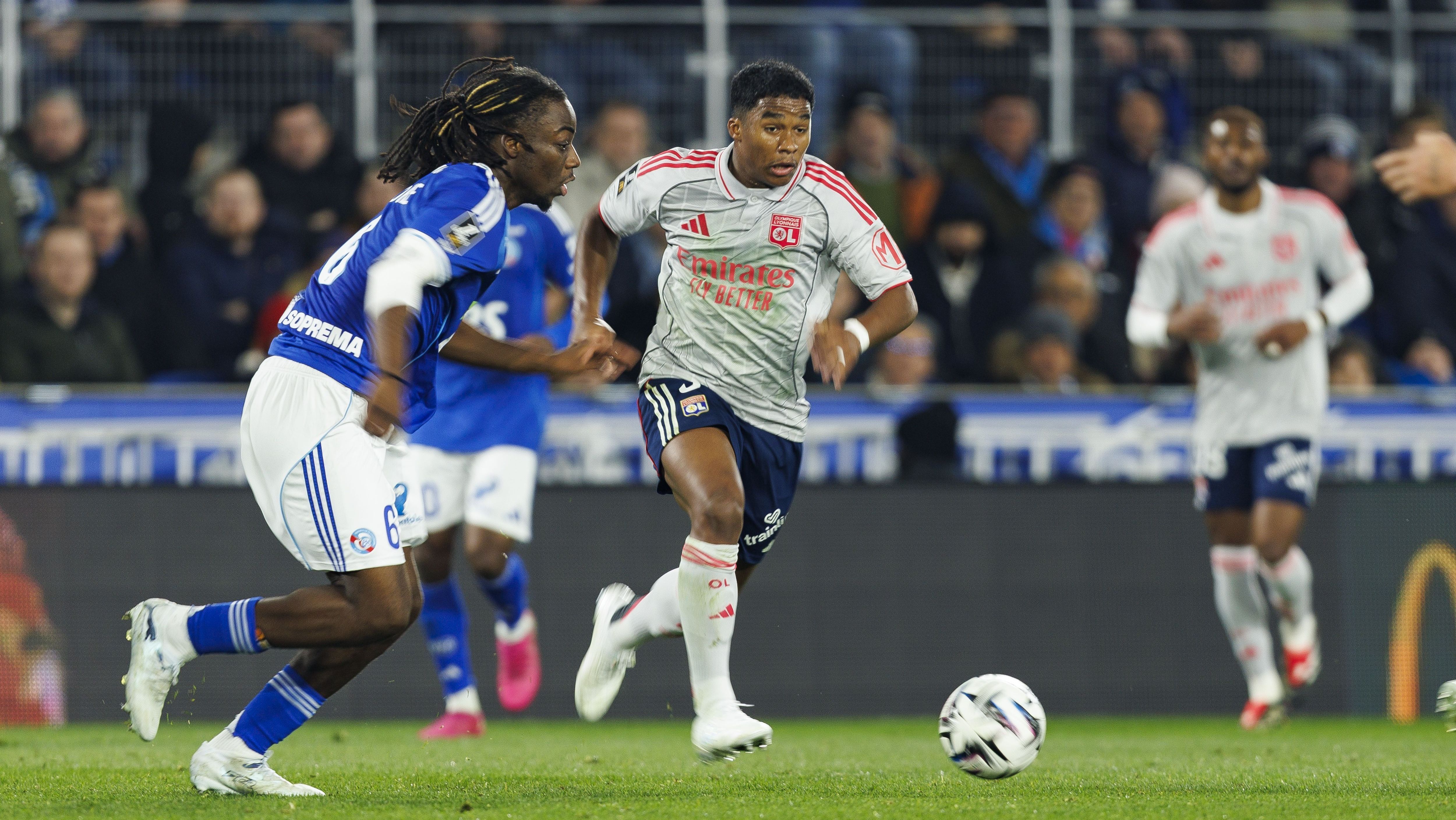 Endrick em ação na derrota do Lyon para o Strasbourg pela Ligue 1