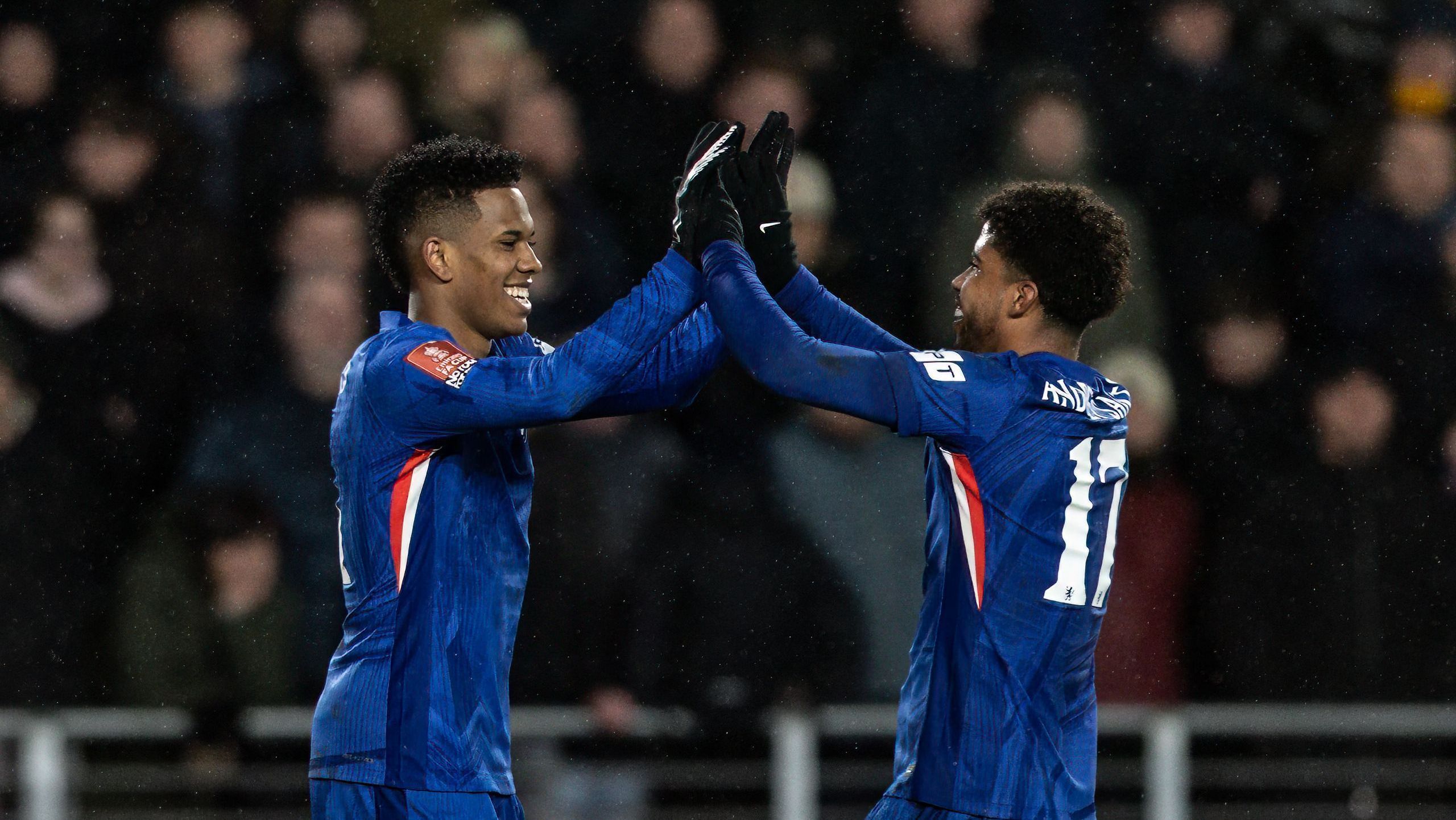 Estêvão e Andrey Santos comemoram o terceiro gol do Chelsea sobre o Hull City pela Copa da Inglaterra