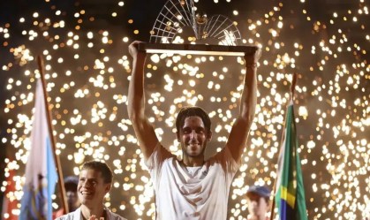 Tomás Martín Etcheverry comemora título do Rio Open 2026