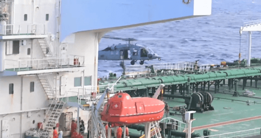 Forças dos Estados Unidos abordam o petroleiro Aquila II