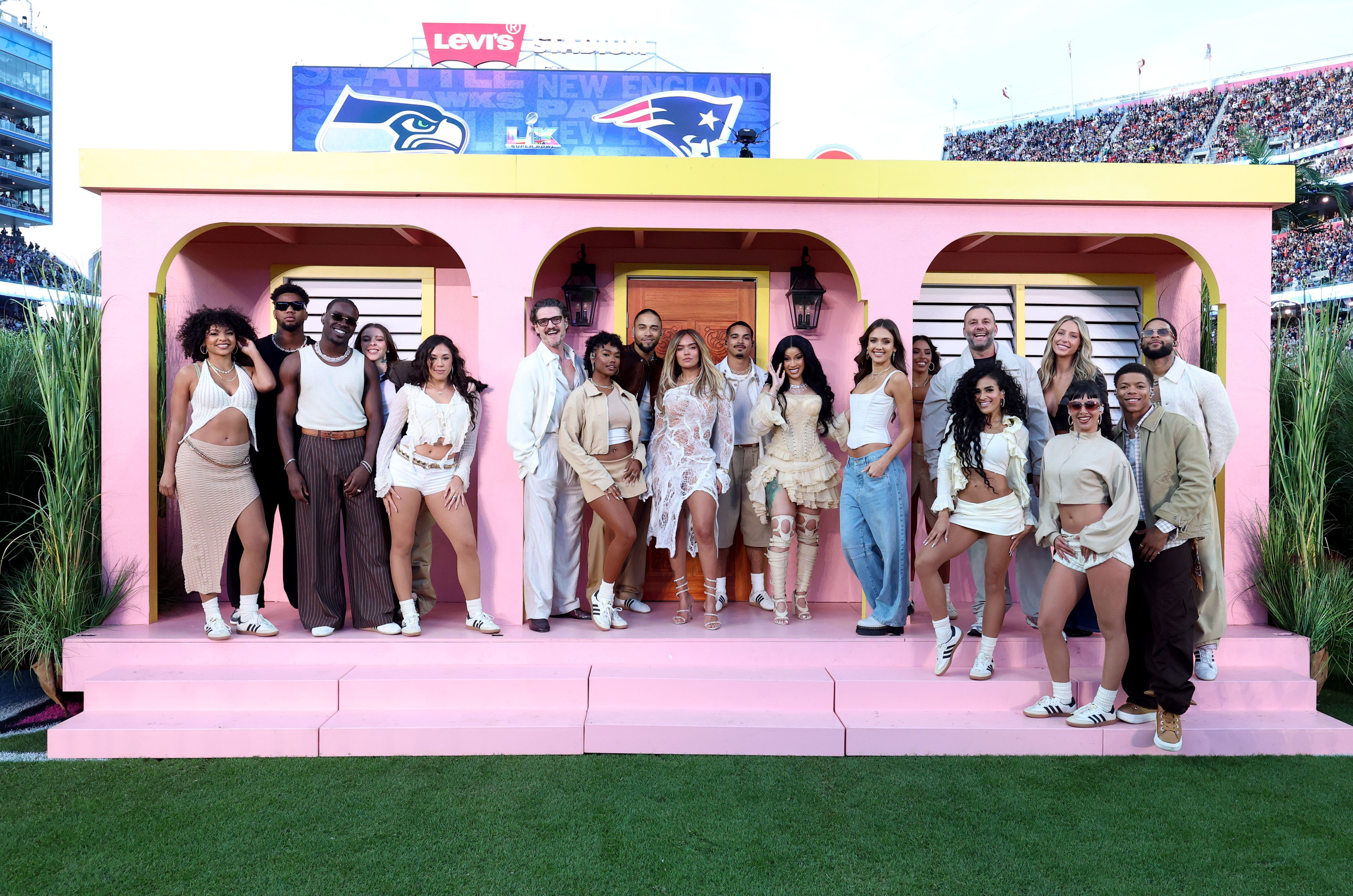 Famosos na casita: Ronald Acuña Jr., Young Miko, Pedro Pascal, Giannina Mourouvin, Karol G, Cardi B, Jessica Alba, David Grutman and Alix Earle • Kevin Mazur/Getty Images for Roc Nation