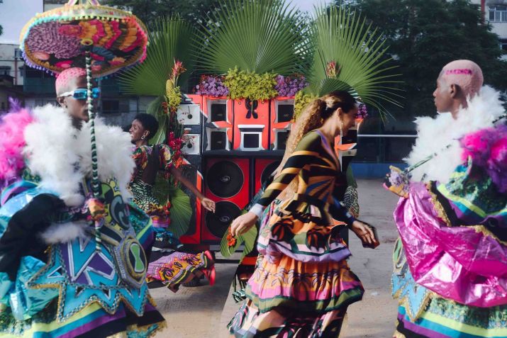 Nova coleção da FARM Rio é inspirada no movimento Bate-Bolas • Marcus Sabah