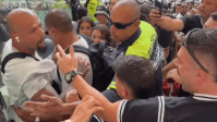 Felipe Melo briga com torcedores do Corinthians no Mané Garrincha; veja