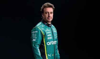 Fernando Alonso com o uniforme 2026 da Aston Martin