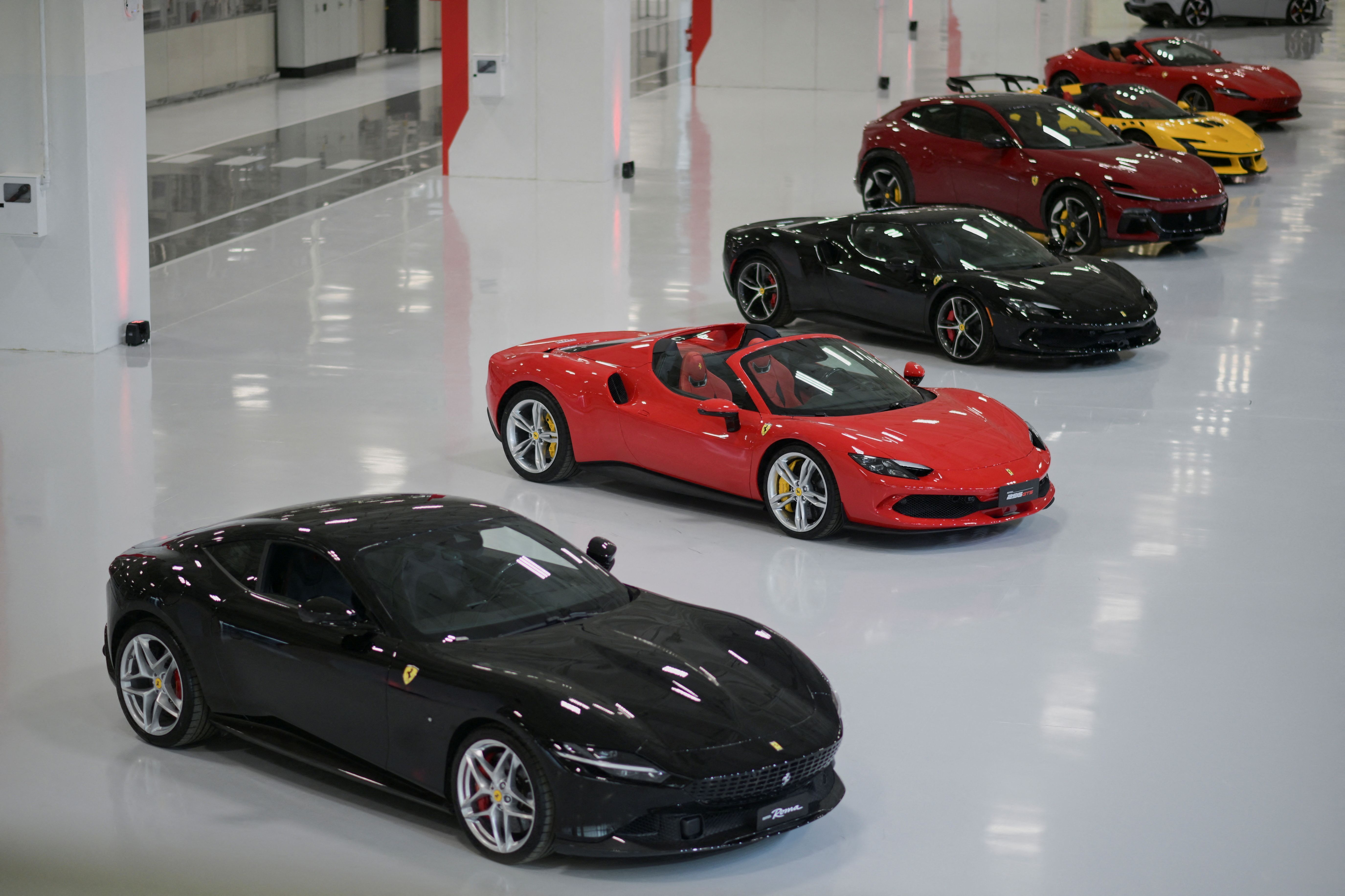Ferraris na instalação "e-building" em Maranello, Itália, em 21 de junho de 2024