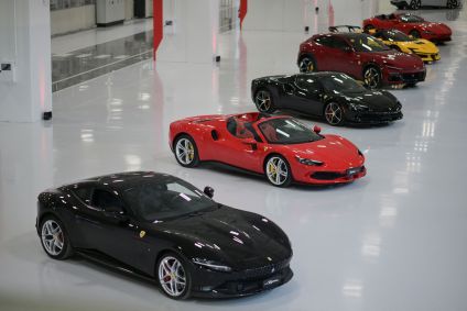 Ferraris na instalação "e-building" em Maranello, Itália, em 21 de junho de 2024
