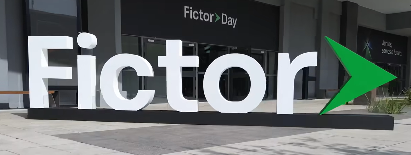 Letreiro do grupo Fictor