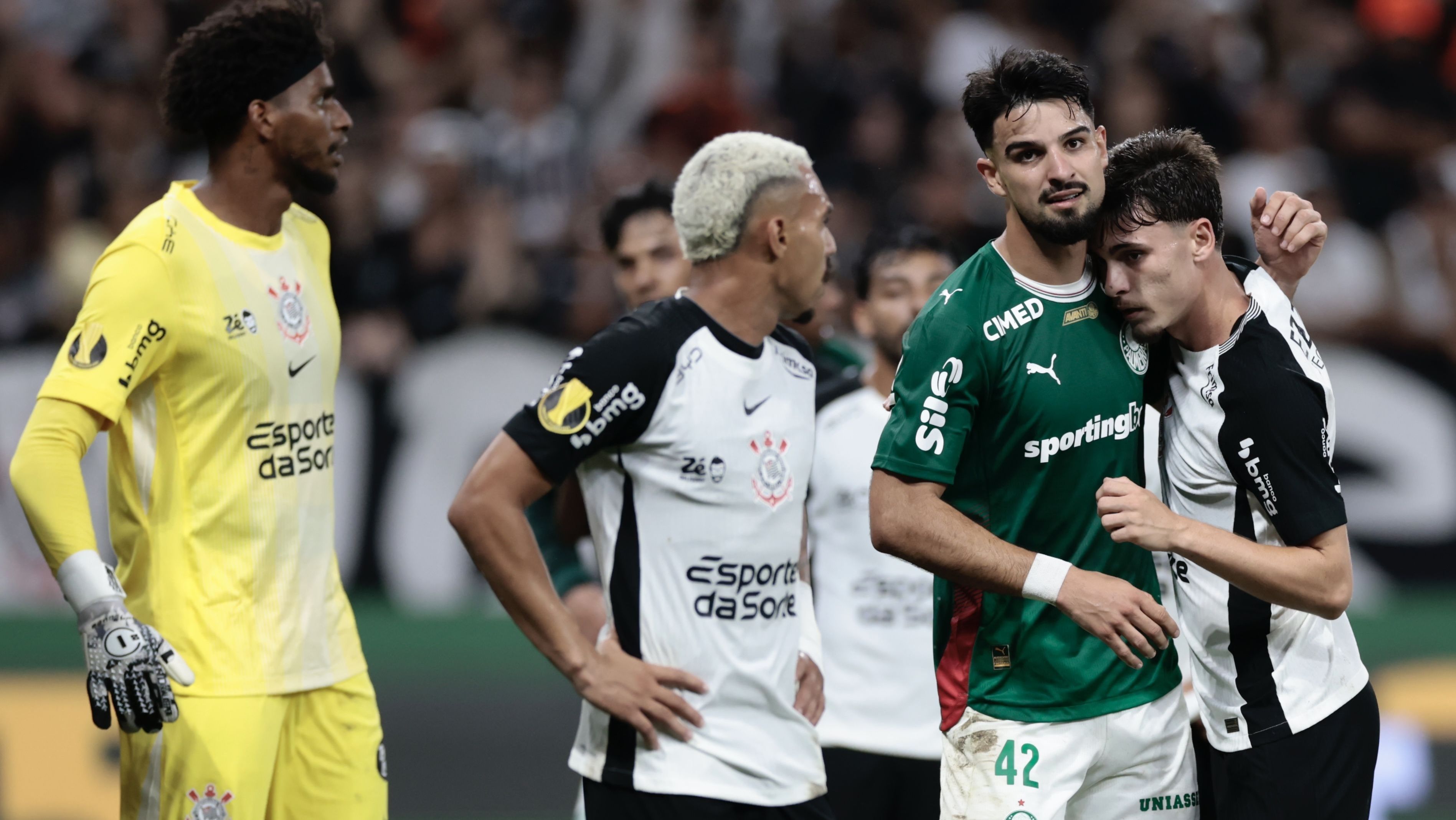 Flaco López se enrosca com Breno Bidon em Corinthians x Palmeiras pelo Paulistão