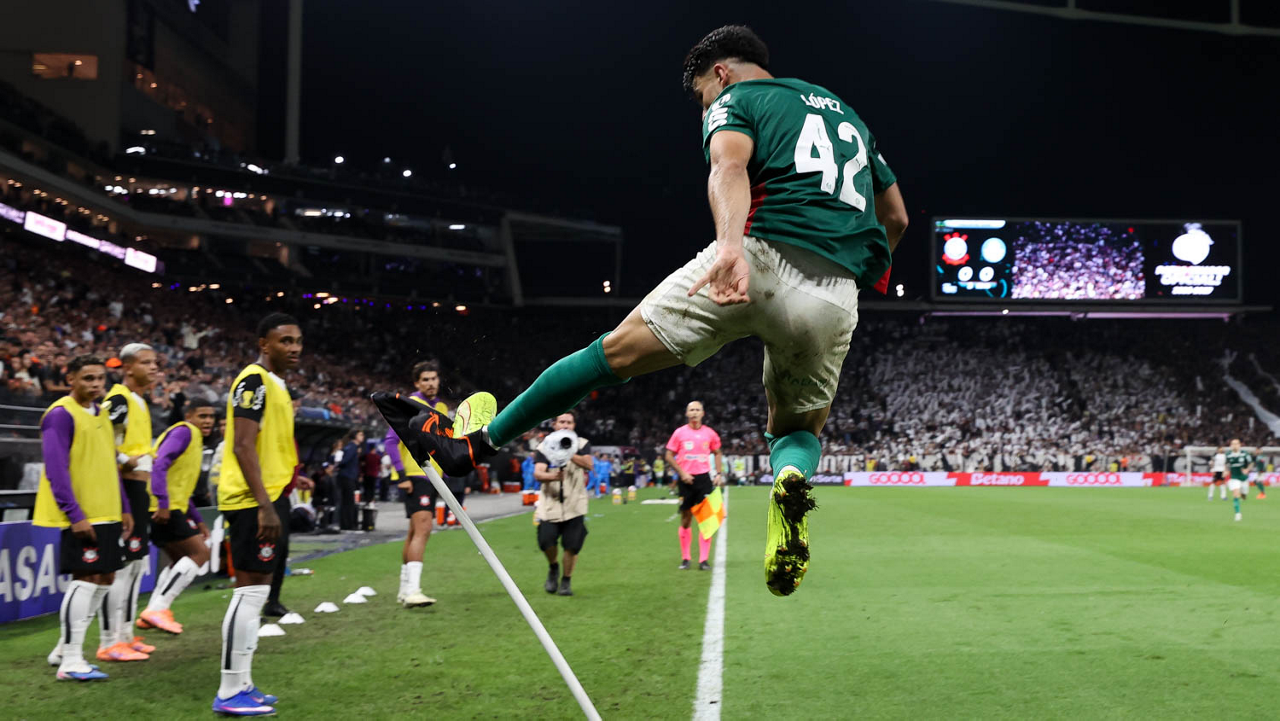 Flaco López chutou a bandeirinha após marcar contra o Corinthians