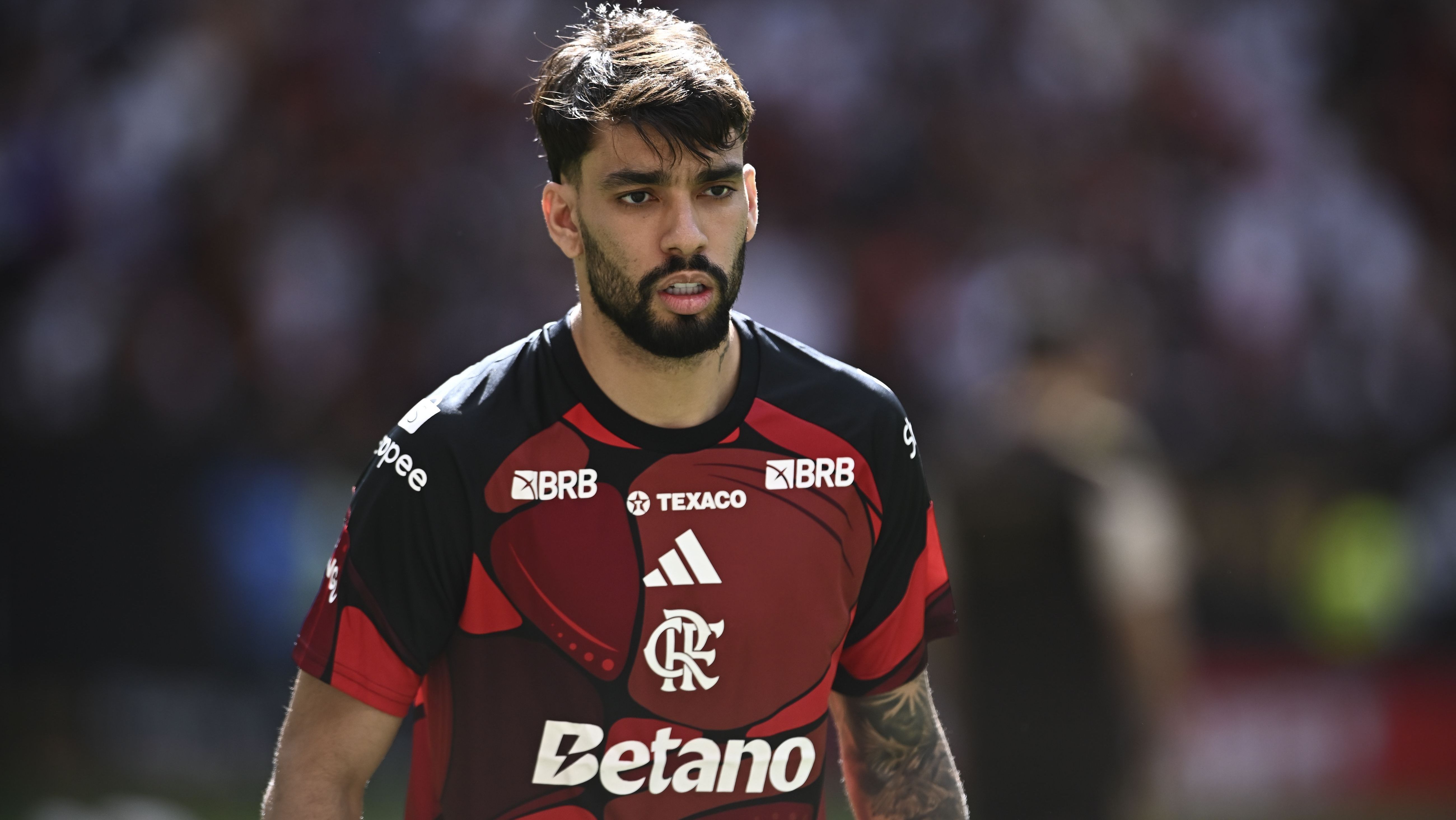 Lucas Paquetá aquece antes de reestreiar pelo Flamengo contra o Corinthians