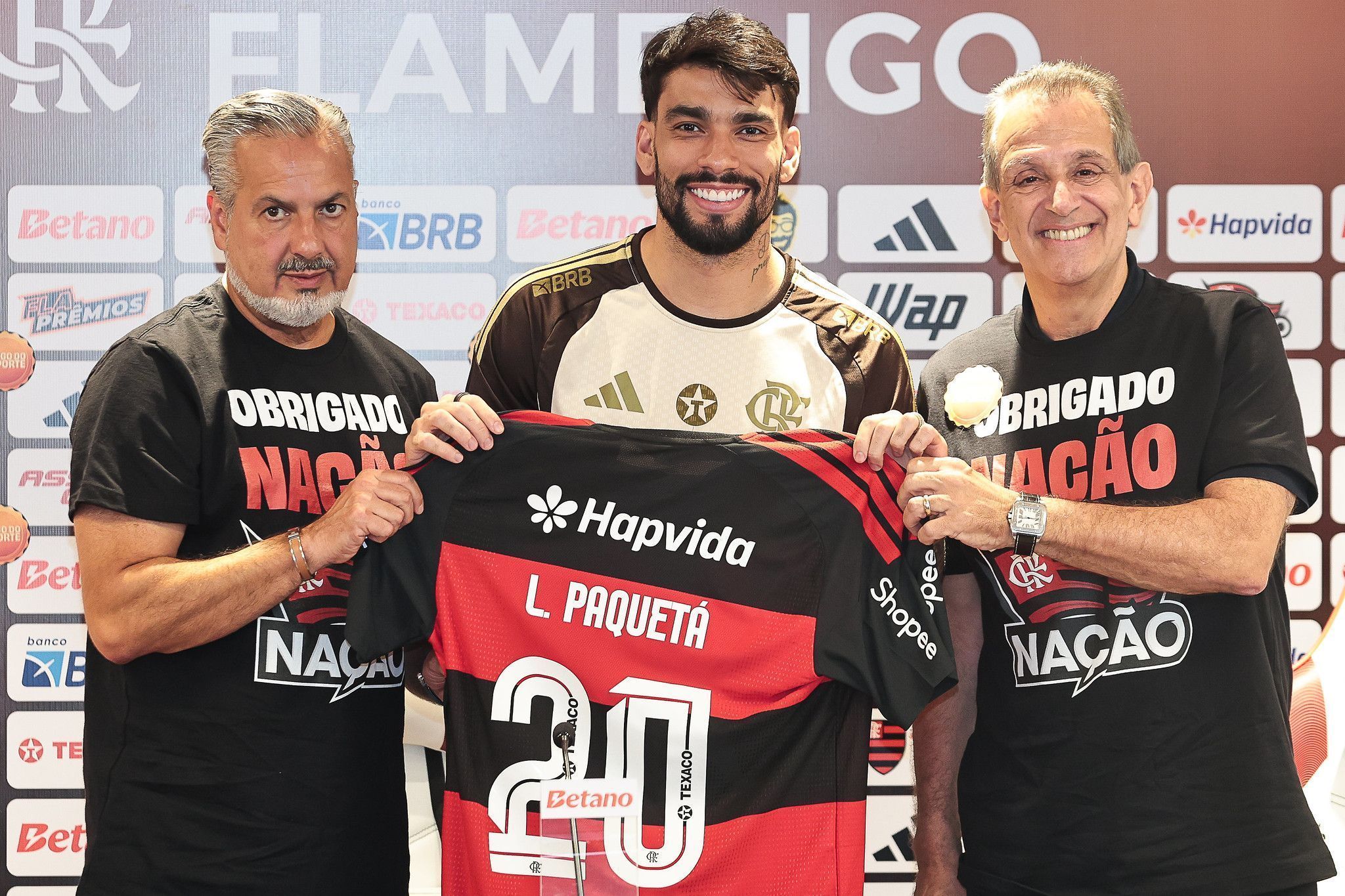 Lucas Paquetá foi apresentado pelo Flamengo um dia após a derrota para o Corinthians na final da Supercopa do Brasil