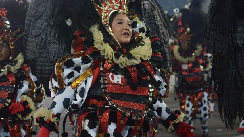 Ala em homenagem ao Flamengo no desfile campeão da Viradouro; Mestre Ciça, tema do enredo, foi mestre de bateria da Estácio de Sá no ano em que a escola teve como tema o centenário rubro-negro • Luiza Monteiro | Riotur