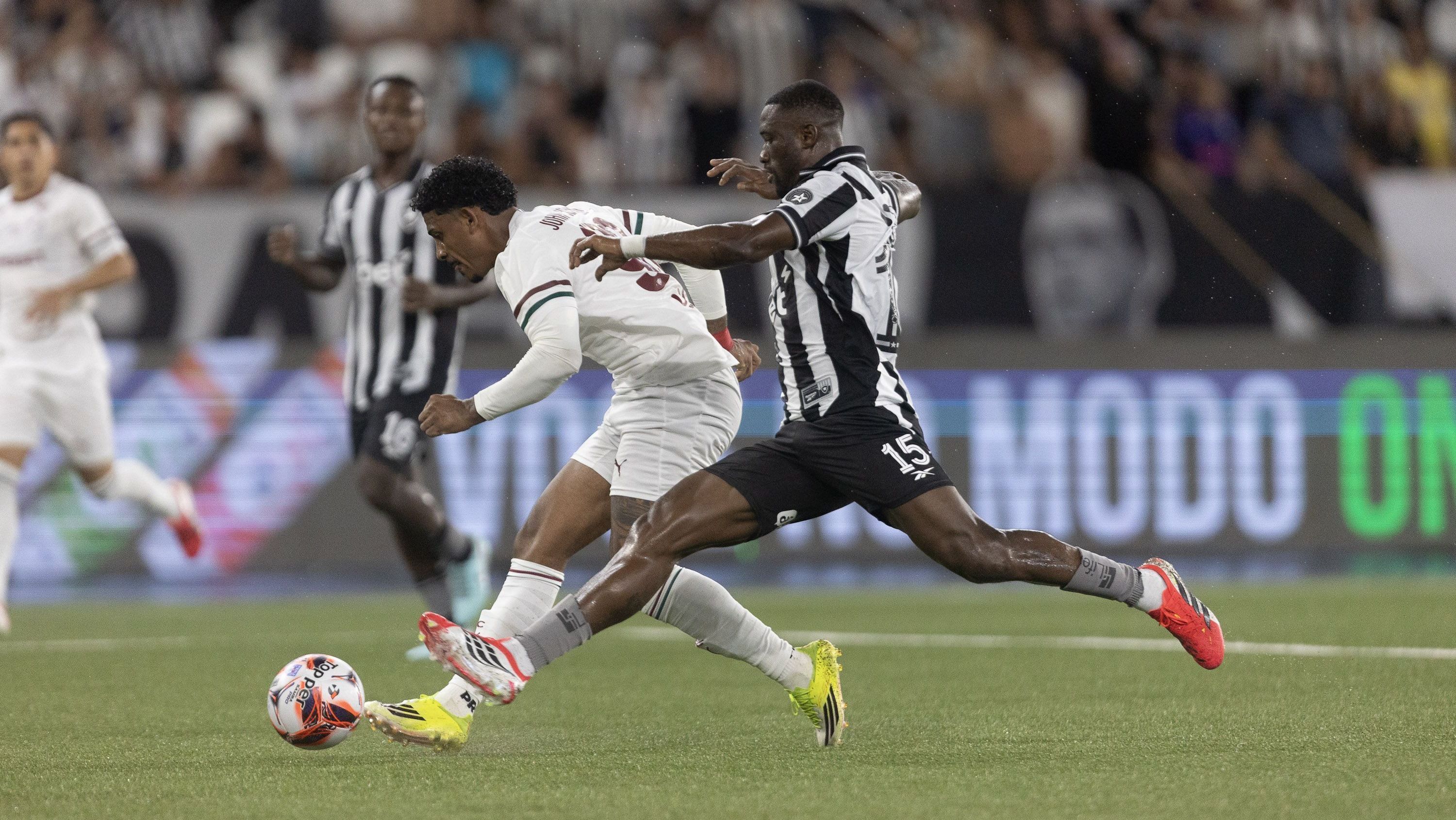 John Kennedy finaliza para marcar o gol da vitória do Fluminense sobre o Botafogo