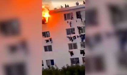 Vídeo: Alunos se desesperam e tentam escapar de prédio em chamas no Senegal