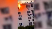 Vídeo: Alunos se desesperam e tentam escapar de prédio em chamas no Senegal
