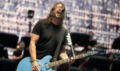 Dave Grohl, membro fundador do Nirvana e do Foo Fighters, no palco do Coachella Valley Music and Arts Festival, em 2025