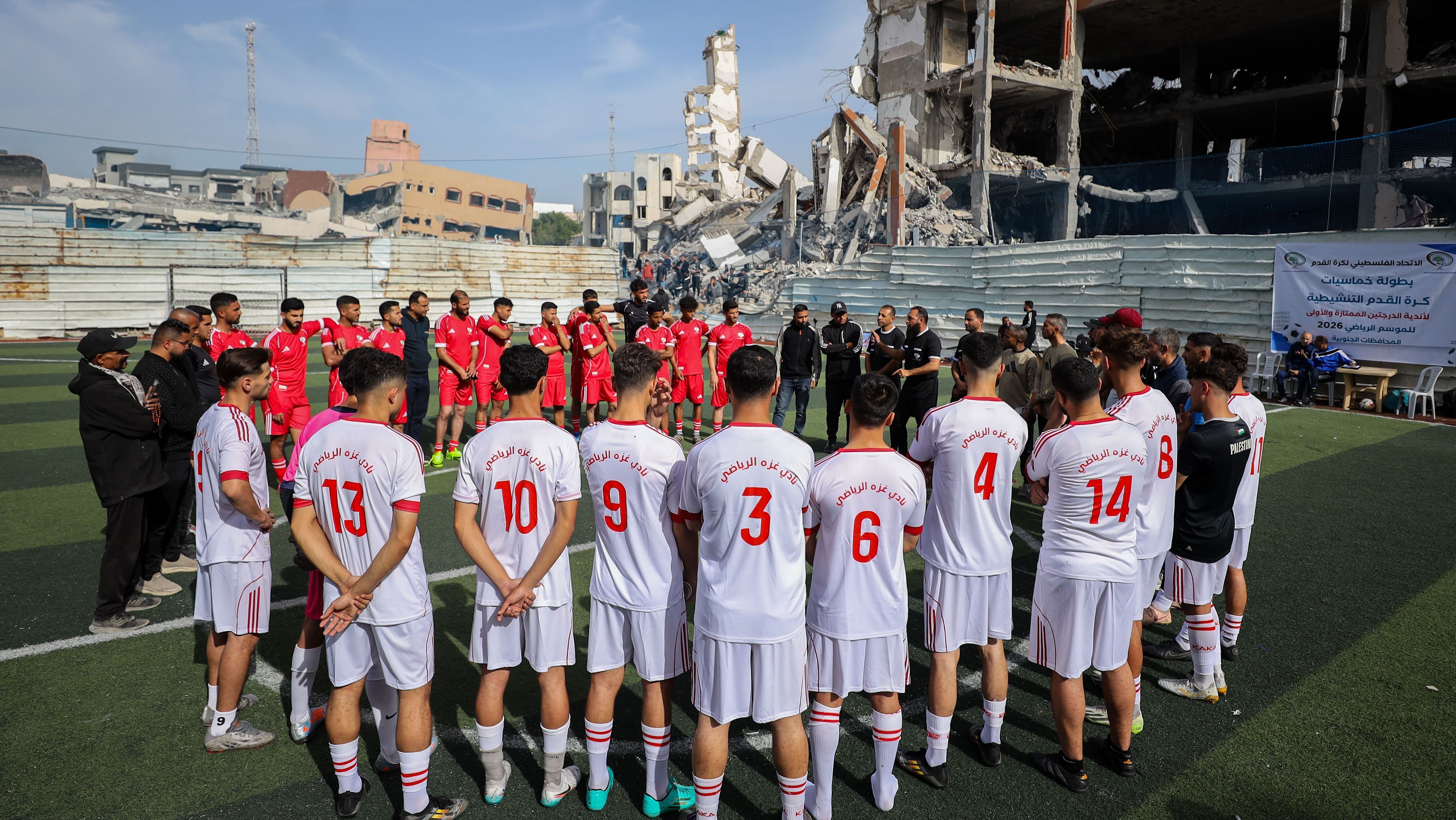 Jogadores voltam a disputar futebol em Gaza em meio aos escombros