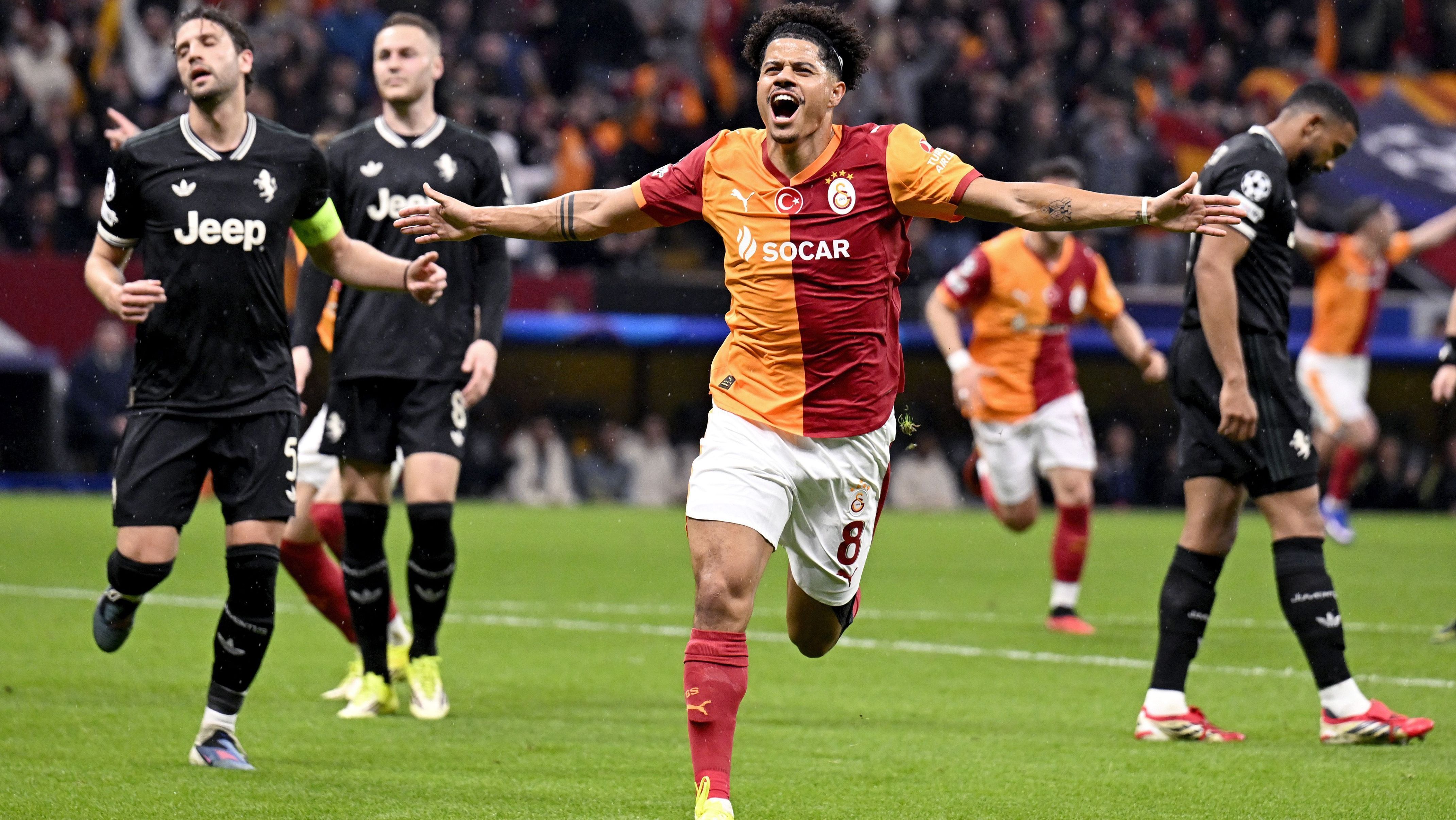 Gabriel Sara comemora gol do Galatasaray sobre a Juventus nos playoffs da Champions League