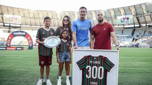 Ganso recebe quadro em homenagem da diretoria do Fluminense.