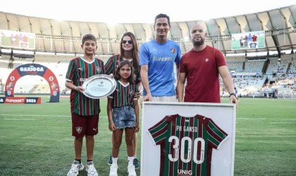 Ganso recebe quadro em homenagem da diretoria do Fluminense.