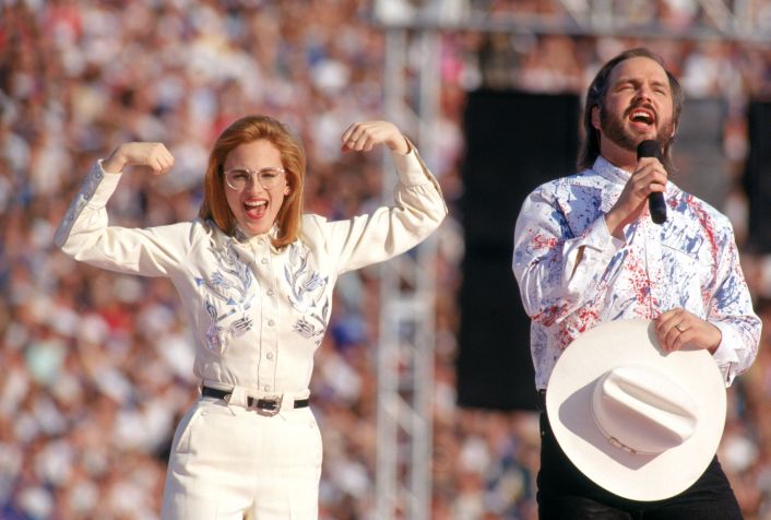 Garth Brooks se apresentou no Super Bowl de 1993 • George Rose/Getty Images