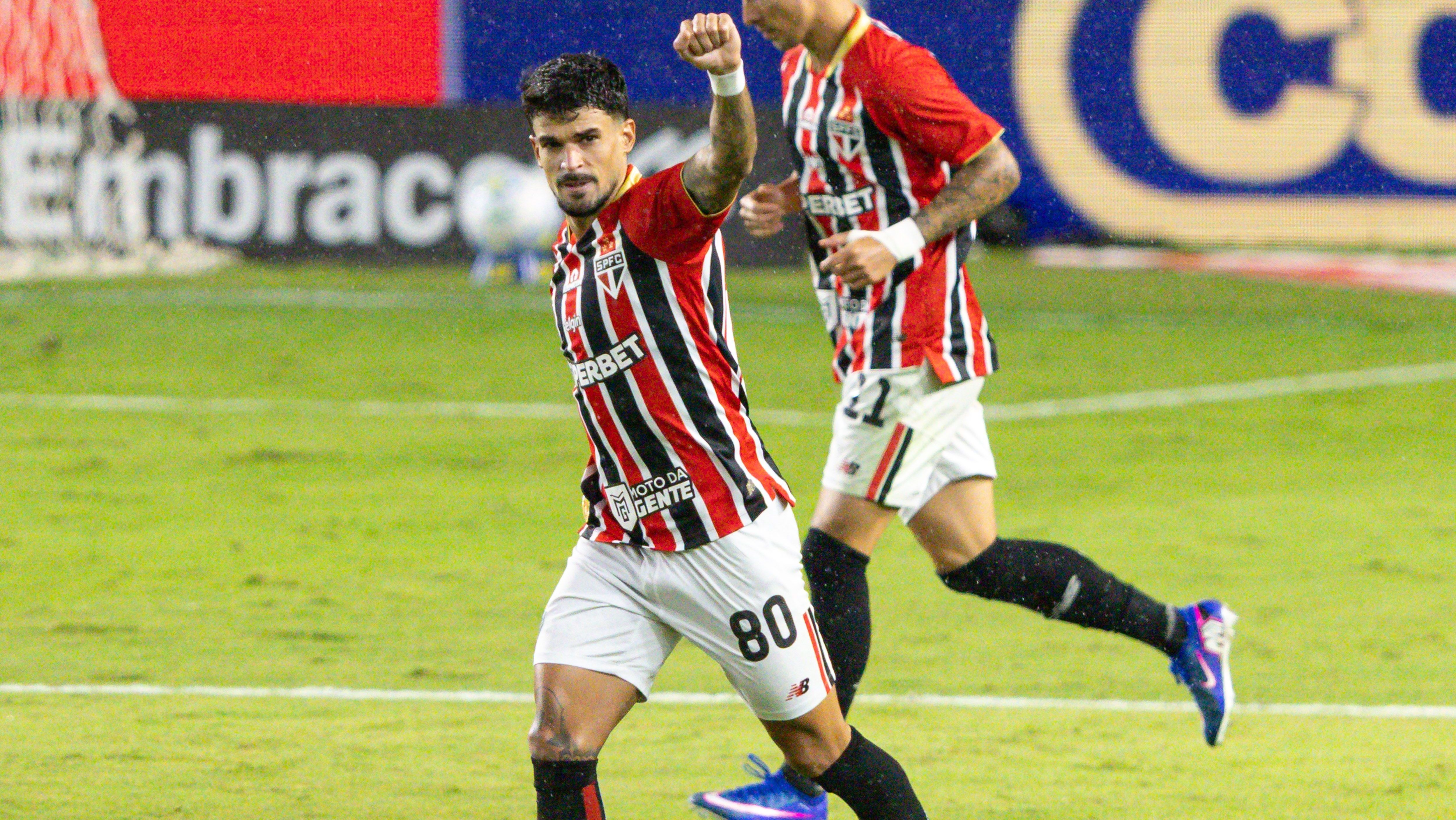Cauly comemora gol da vitória do São Paulo contra o Coritiba