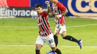 Com brilho de Cauly, São Paulo bate Coritiba e segue no topo do Brasileirão