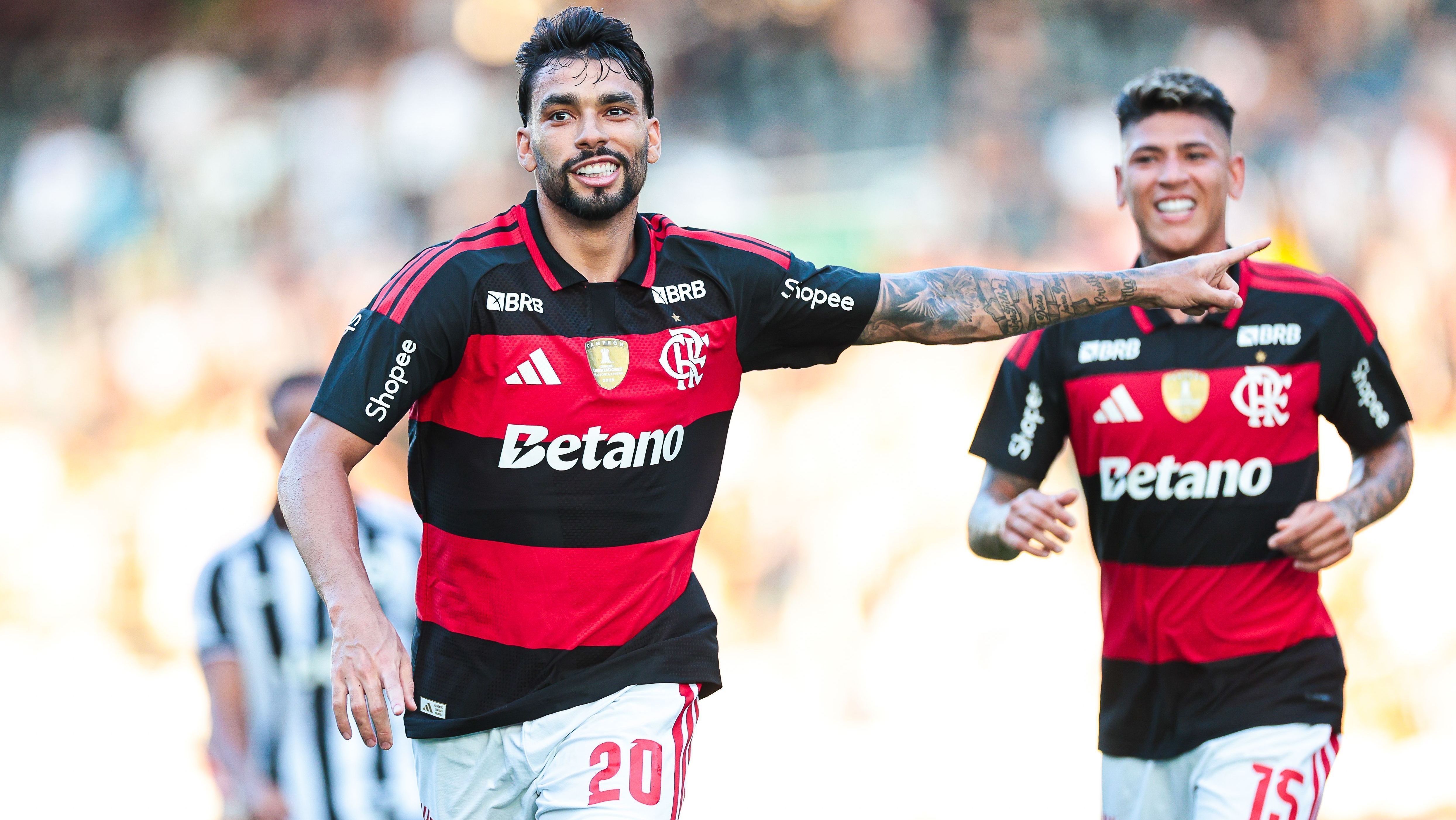 Lucas Paquetá comemora o gol que marcou para o Flamengo contra o Botafogo