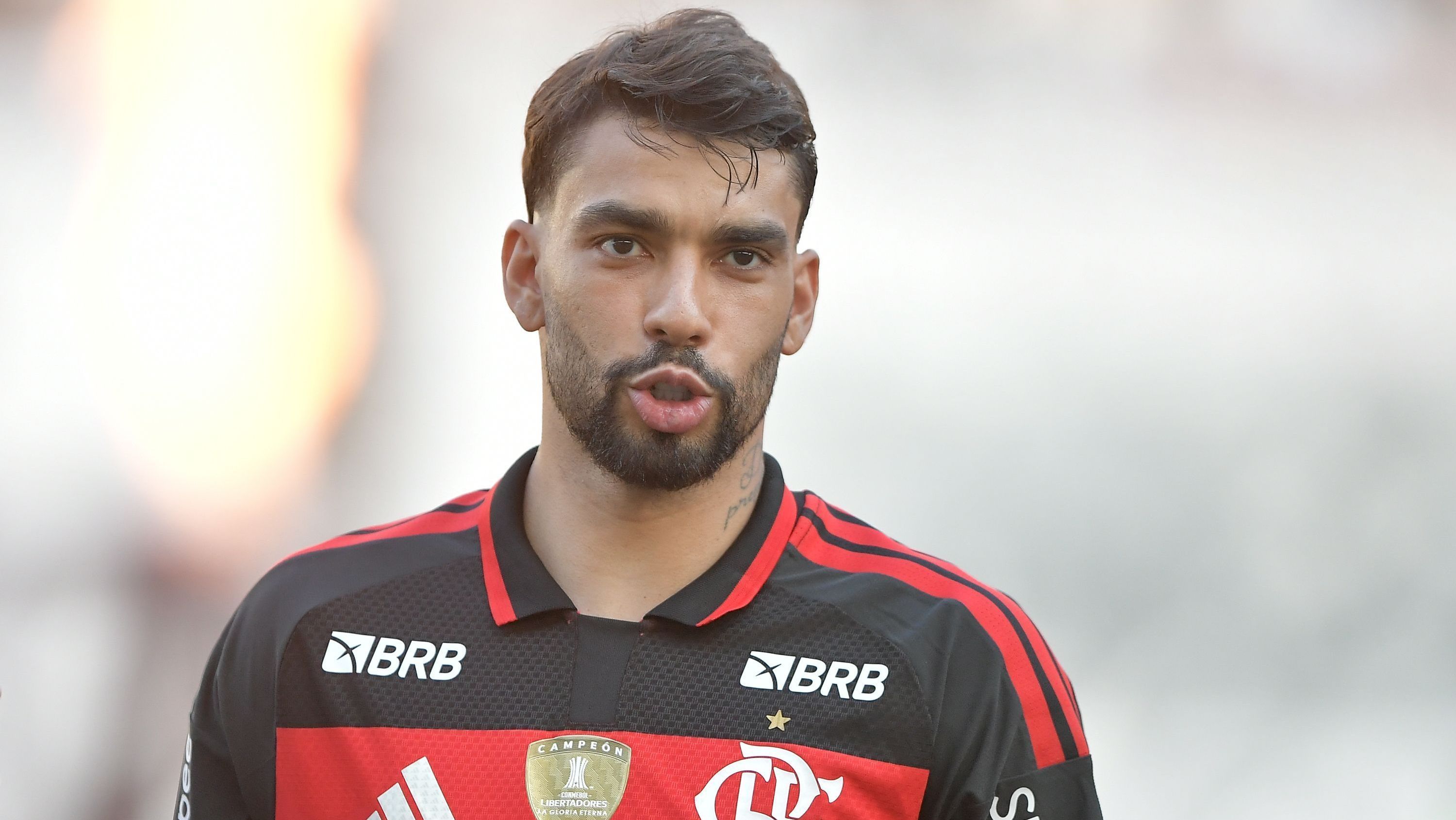 Lucas Paquetá, jogador do Flamengo. No detalhe, o patrocínio do BRB. • Thiago Ribeiro/AGIF/Estadão Conteúdo