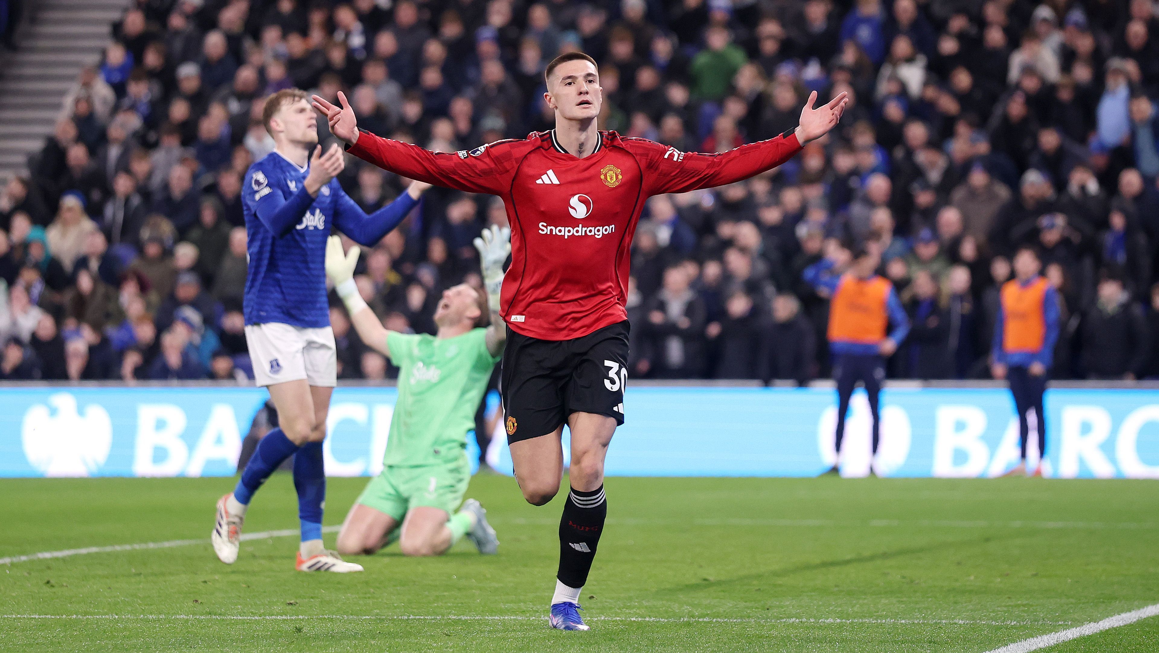 Benjamin Sesko comemora o gol da vitória do Manchester United sobre o Everton