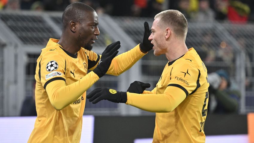 Serhou Guirassy comemora com Ryerson o primeiro gol do Borussia Dortmund sobre a Atalanta na Champions League • Bernd Thissen/dpa (Photo by Bernd Thissen/picture alliance via Getty Images