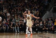 Brasileiro marca cesta da vitória dos Warriors na NBA; veja lance