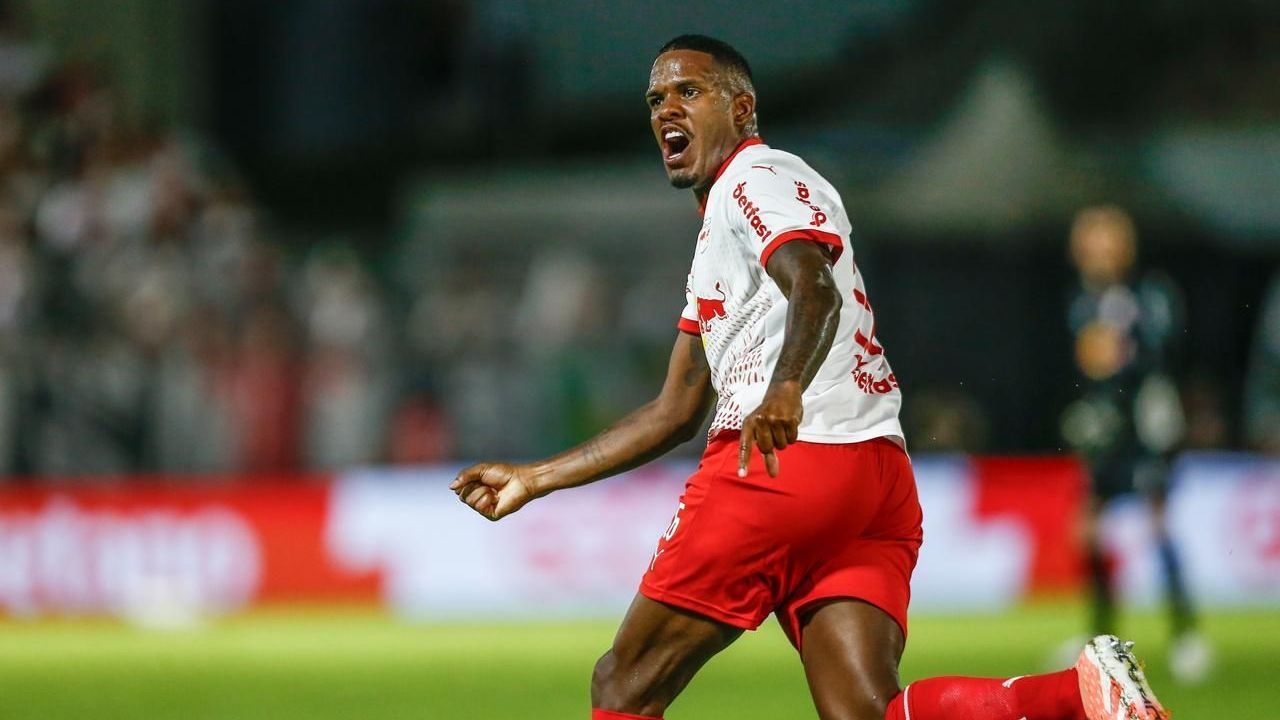 Gustavo Marques comemorando gol no jogo contra o São Paulo pelas quartas de final do Paulistão