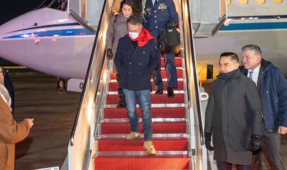 Gustavo Petro chega aos Estados Unidos para encontro com Donald Trump