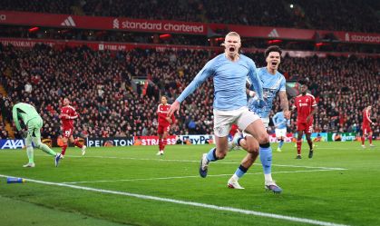 Manchester City bate Liverpool em jogo caótico e segue na cola do Arsenal