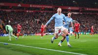 Manchester City bate Liverpool em jogo caótico e segue na cola do Arsenal