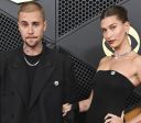 Hailey e Justin Bieber usam broche "ICE out" no Grammy 2026; entenda