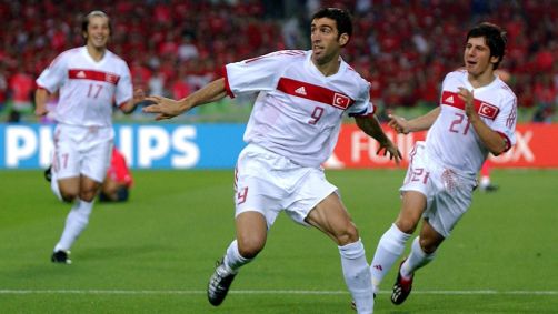 Hakan Sukur corre para celebrar seu gol pela Turquia contra a Coreia do sul, considerado o mais rápido das Copas