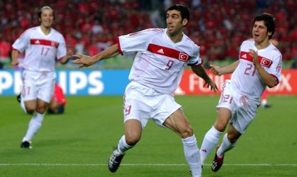 Hakan Sukur corre para celebrar seu gol pela Turquia contra a Coreia do sul, considerado o mais rápido das Copas