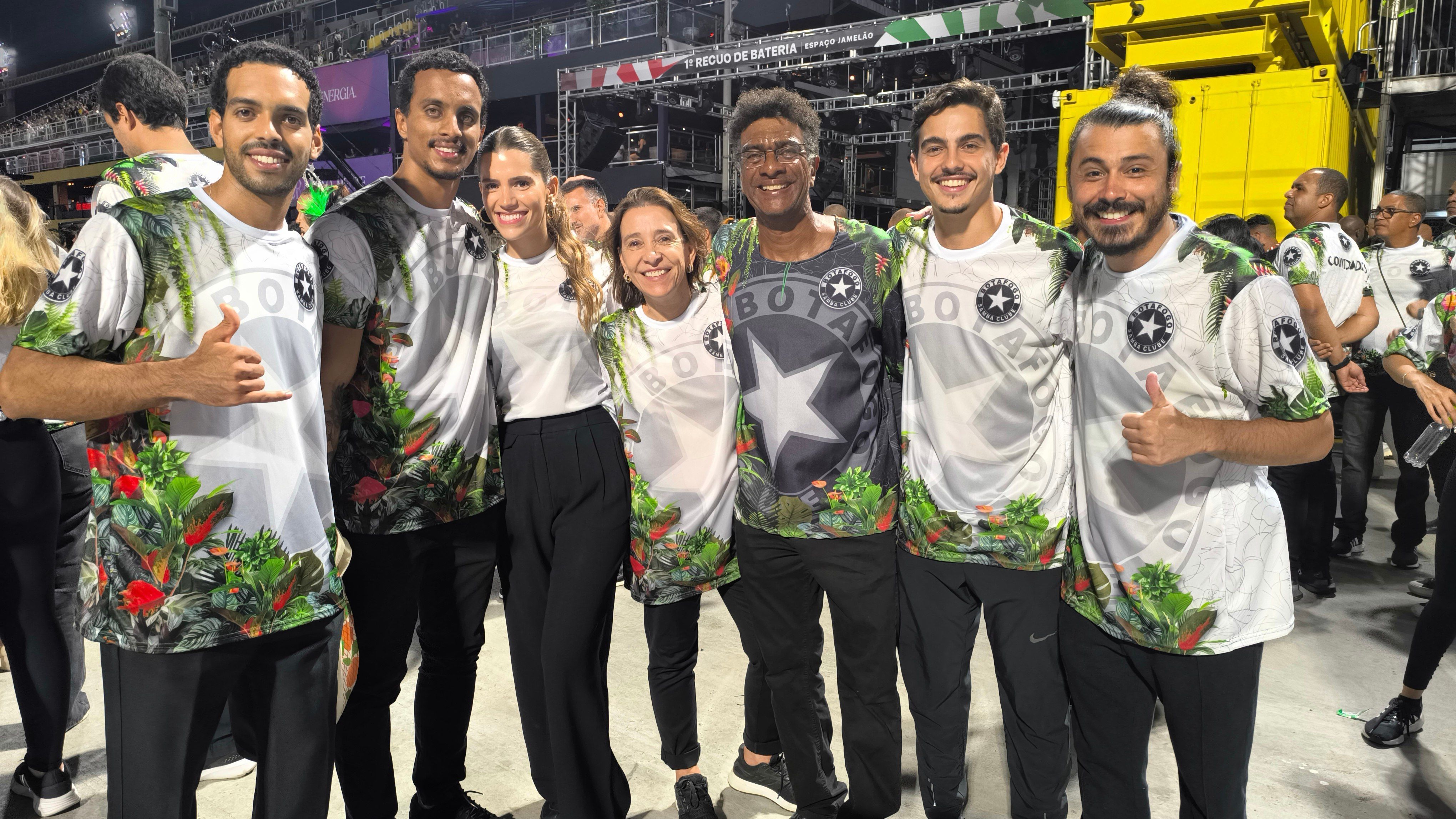 Hélio de la Peña levou a família para desfilar pela Botafogo Samba Clube na Sapucaí • Eduardo Senra/CNN