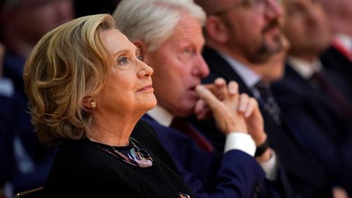 Hillary Clinton e Bill Clinton ouvem oradores durante conferência internacional em Belfast, Irlanda do Norte