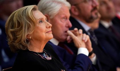 Hillary Clinton está cooperando em depoimento sobre Epstein, diz democrata