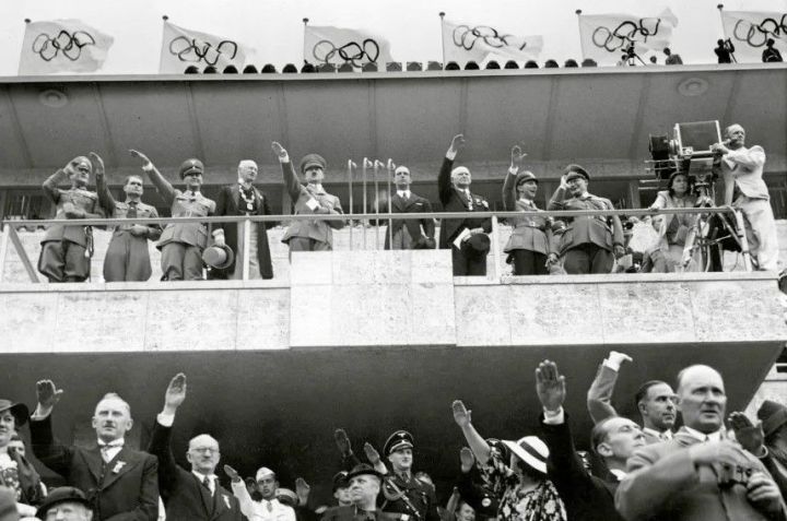 Adolf Hitler na abertura dos Jogos Olímpicos de Berlim em 1936 • brandstaetter images/Hulton Archive/Getty Images