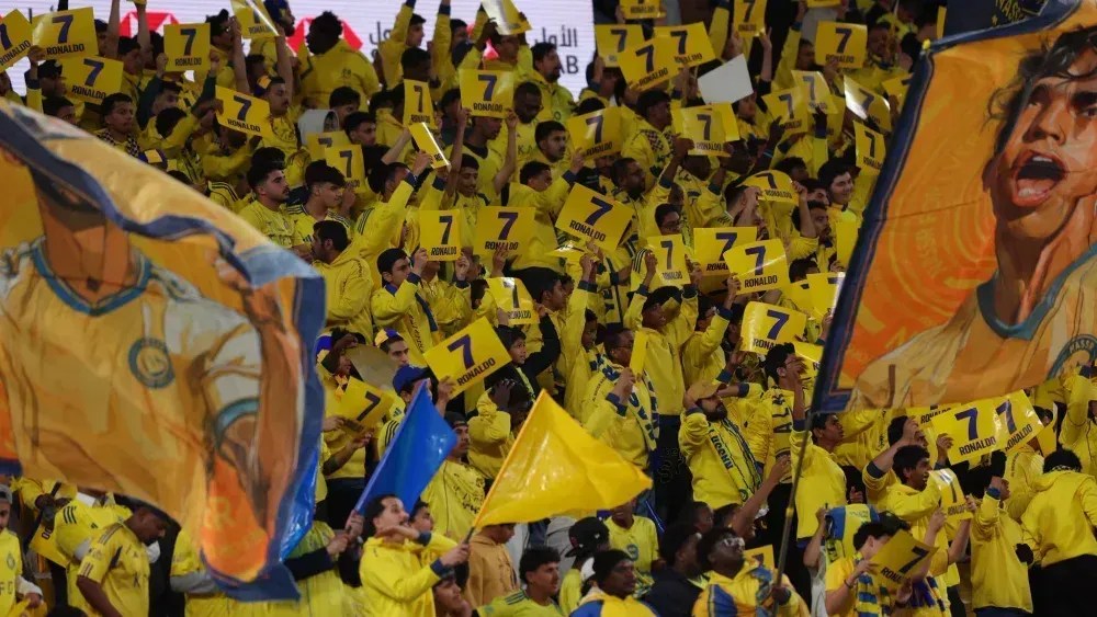 Torcedores do Al-Nassr prestam homenagem a Cristiano Ronaldo em jogo do Al-Nassr.