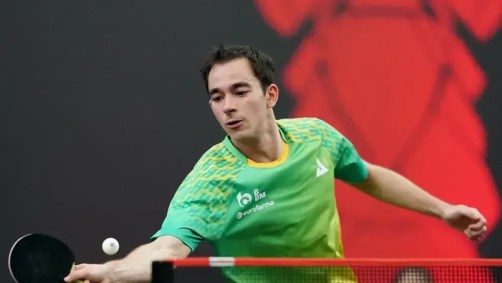 Hugo Calderano em ação no Smash de Singapura.