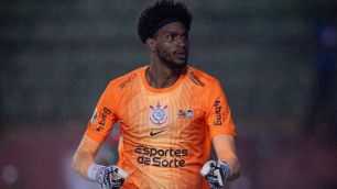 Portuguesa bane torcedores que cometeram ofensas racistas contra Hugo Souza